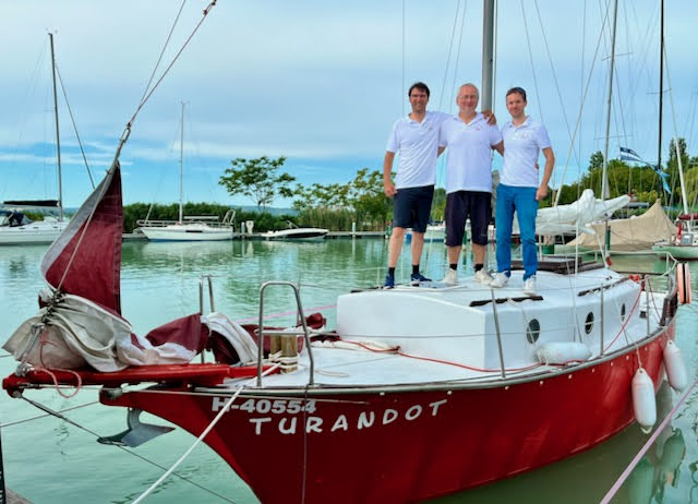 Kikötőben a hajó mellett