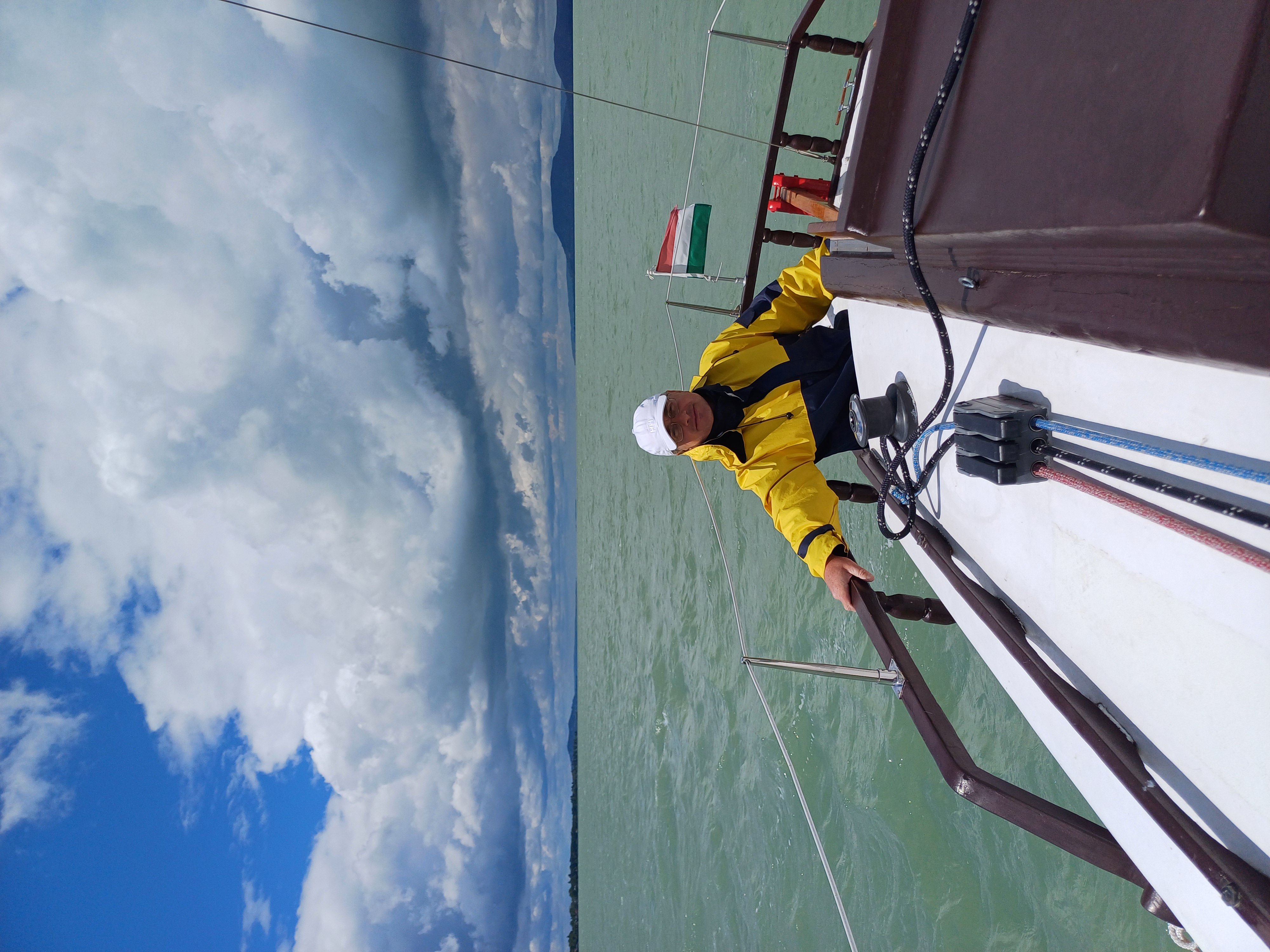 Készítő a hajó mellett